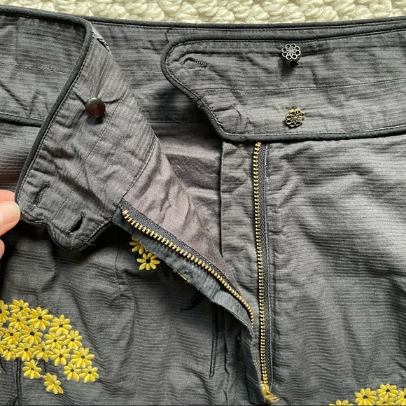 Grey cotton miniskirt with embroidered flowers - Picture 10 of 14